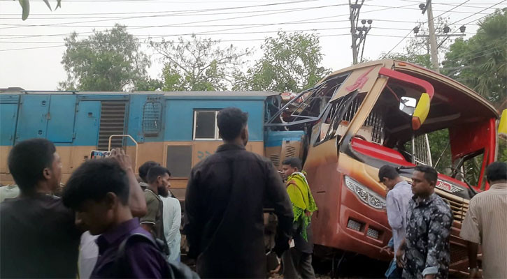 কুমিল্লায় বাসে ট্রেনের ধাক্কা, নিহত ১২