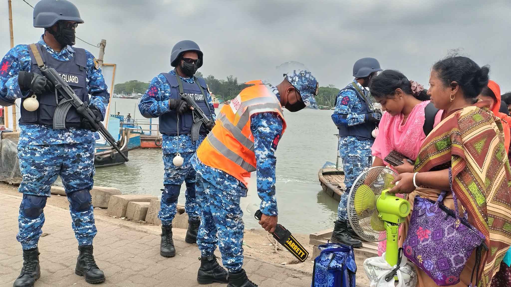 ঈদে নৌ-যাত্রায় নিরাপত্তা নিশ্চিতে মোংলা কোস্টগার্ডের বিশেষ টহল