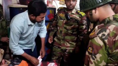 গাজীপুরে বিপুল পরিমাণ ইয়াবা ও টাকাসহ মাদক কারবারি আটক