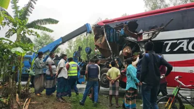 দাঁড়িয়ে থাকা ট্রাকে স্লিপার বাসের ধাক্কা, নিহত ২