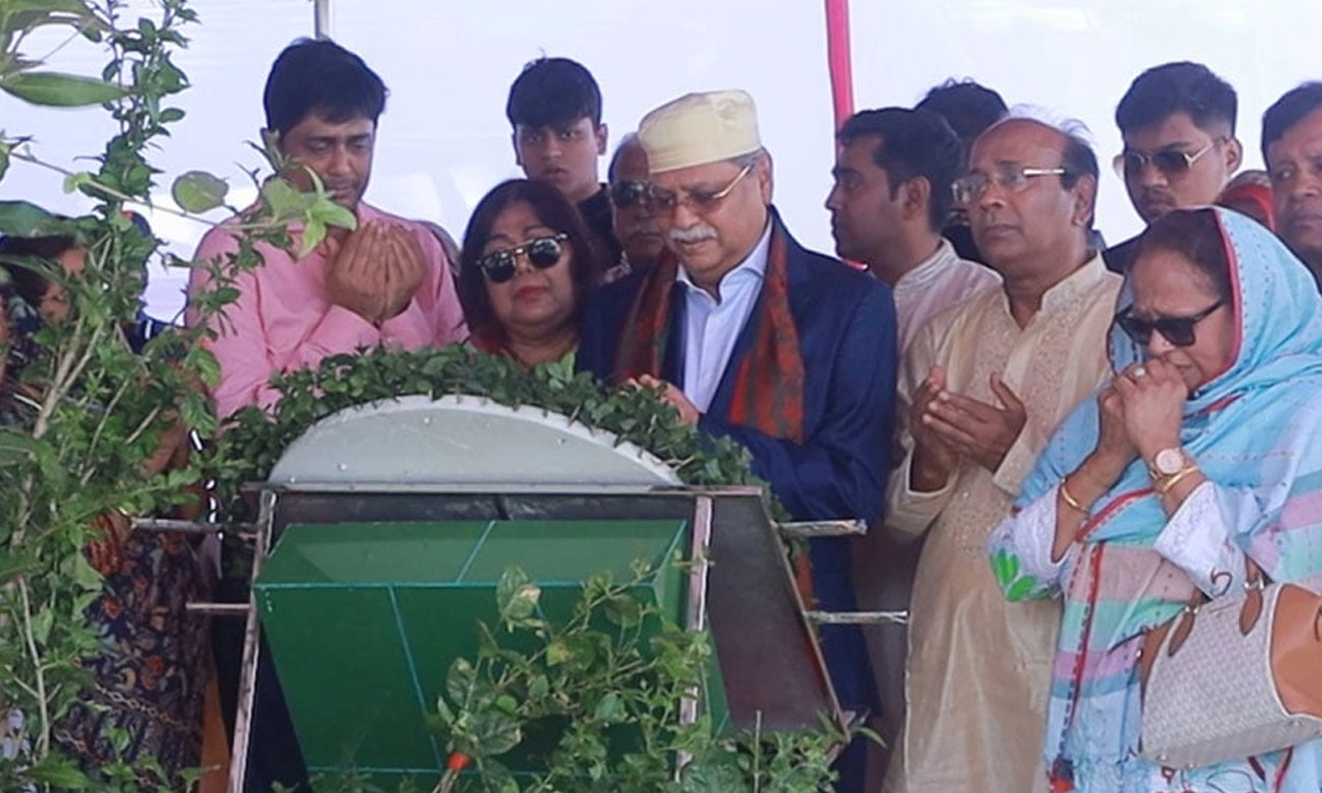 পাবনায় মা-বাবার কবর জিয়ারত করলেন রাষ্ট্রপতি