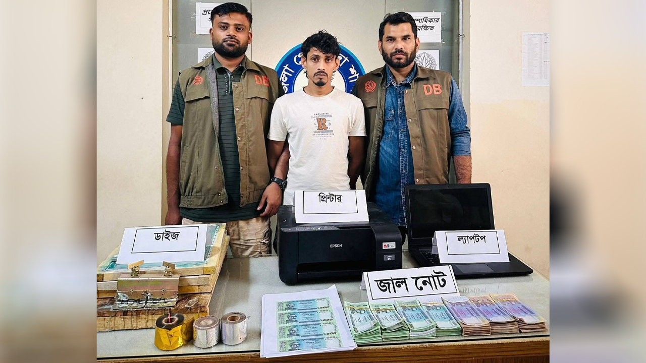 কক্সবাজারে পাঁচ লাখ জাল টাকা ও সরঞ্জামসহ যুবক গ্রেপ্তার