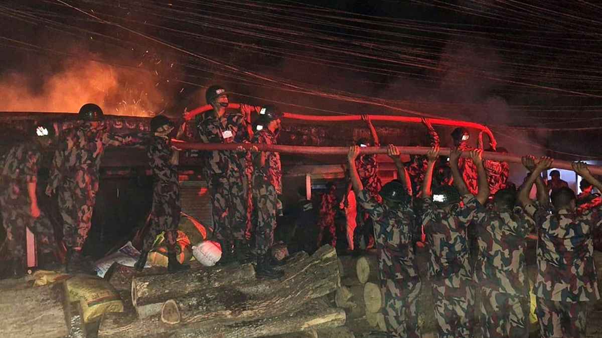 সিলেটে মধ্যরাতে ১০ ব্যবসাপ্রতিষ্ঠান আগুনে পুড়ে ছাই