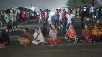আশুলিয়ায় বকেয়া বেতনের দাবিতে নবীনগর-চন্দ্রা সড়ক অবরোধ