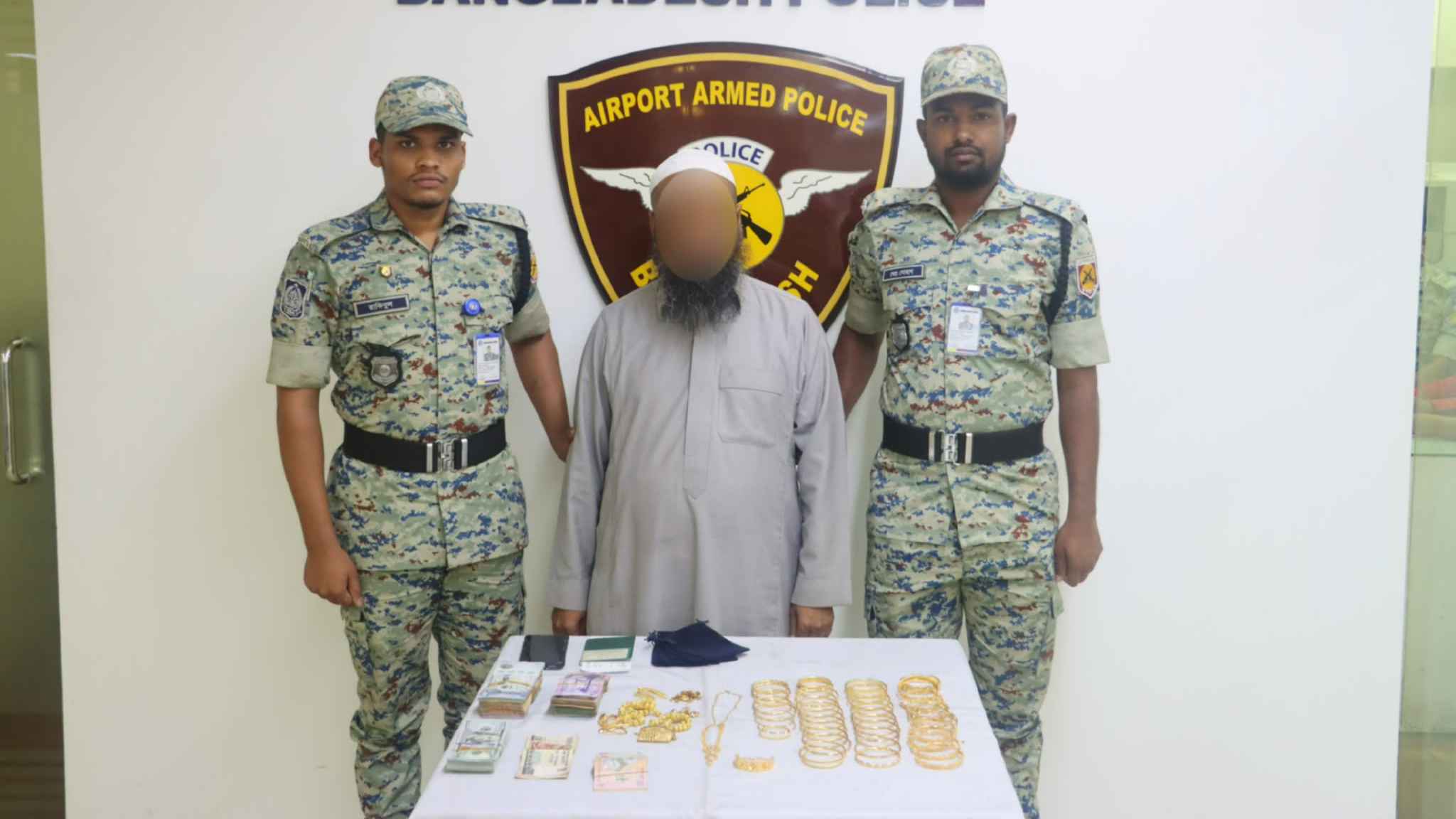 শাহজালালে স্বর্ণ ও বিদেশি মুদ্রাসহ হজ এজেন্সির মোয়াল্লেম গ্রেফতার