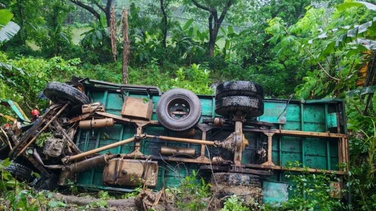 কুমিল্লায় ট্রাক খাদে পড়ে প্রাণ গেল ৭ জনের