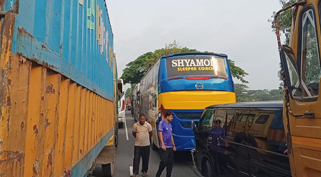 ঢাকা-চট্টগ্রাম মহাসড়কে দীর্ঘ যানজট, চরম ভোগান্তি