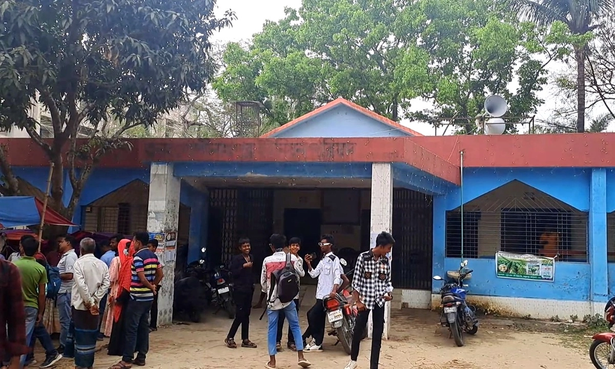 আক্কেলপুরে তালিকায় নাম, হাতে কার্ড তবু চাল মেলেনি অর্ধশতাধিক মানুষের
