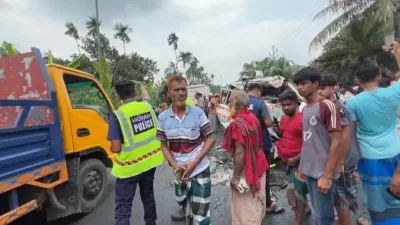 ফরিদপুরে বাস-অ্যাম্বুলেন্সের মুখোমুখি সংঘর্ষে নিহত ৫