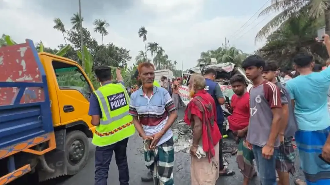 ফরিদপুরে বাস-অ্যাম্বুলেন্সের মুখোমুখি সংঘর্ষে নিহত ৫
