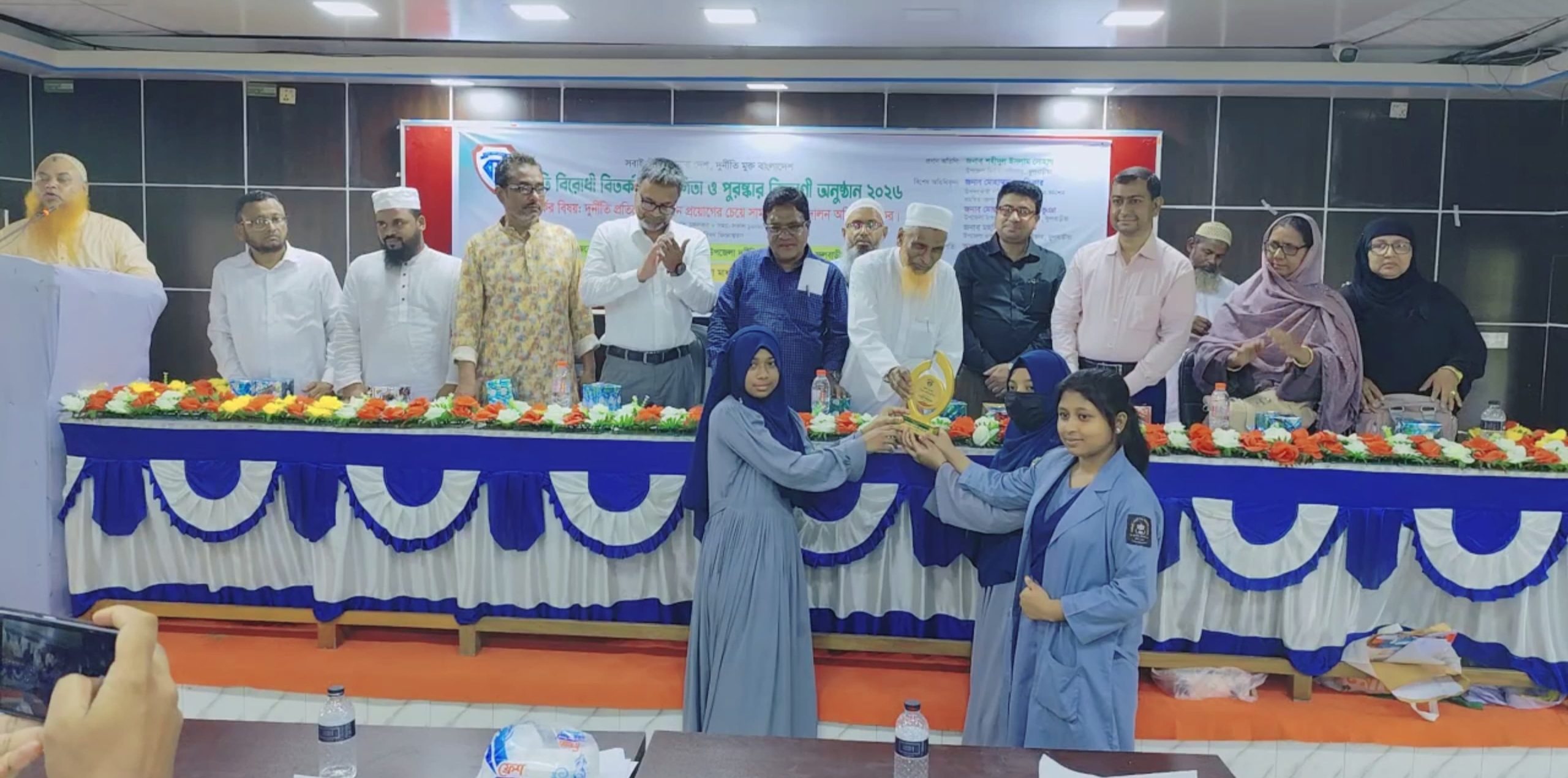 ফুলবাড়ীয়ায় দুর্নীতি বিরোধী বিতর্ক প্রতিযোগিতা ও পুরস্কার বিতরণ