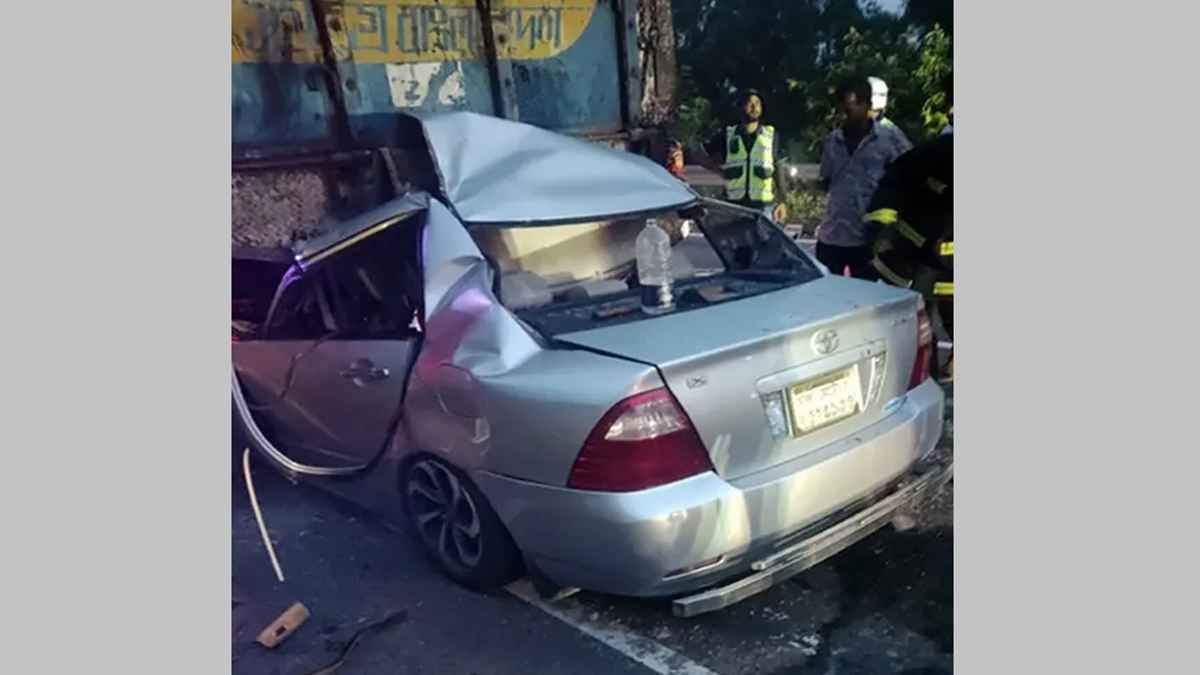 ট্রাকে ধাক্কা দিয়ে দুমড়েমুচড়ে গেল প্রাইভেটকার, নিহত ৫