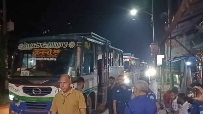 যুবদল নেতার গাড়িতে ধাক্কা: ৩২ বাস আটকে সড়ক অবরোধ, দুর্ভোগ