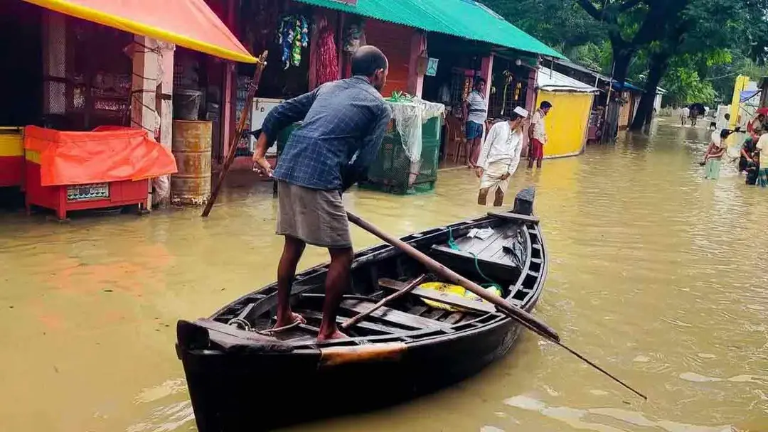 রাজশাহীতে আষাঢ়ের শেষে মুষলধারে বৃষ্টি, জলাবদ্ধতায় জনদুর্ভোগ