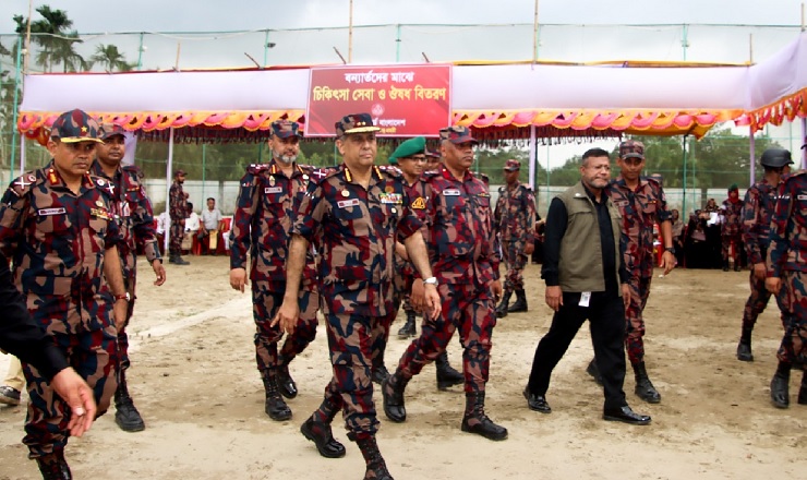 কক্সবাজার সীমান্ত পরিদর্শনে বিজিবি মহাপরিচালক, বন্যাদুর্গতদের মধ্যে ত্রাণ বিতরণ