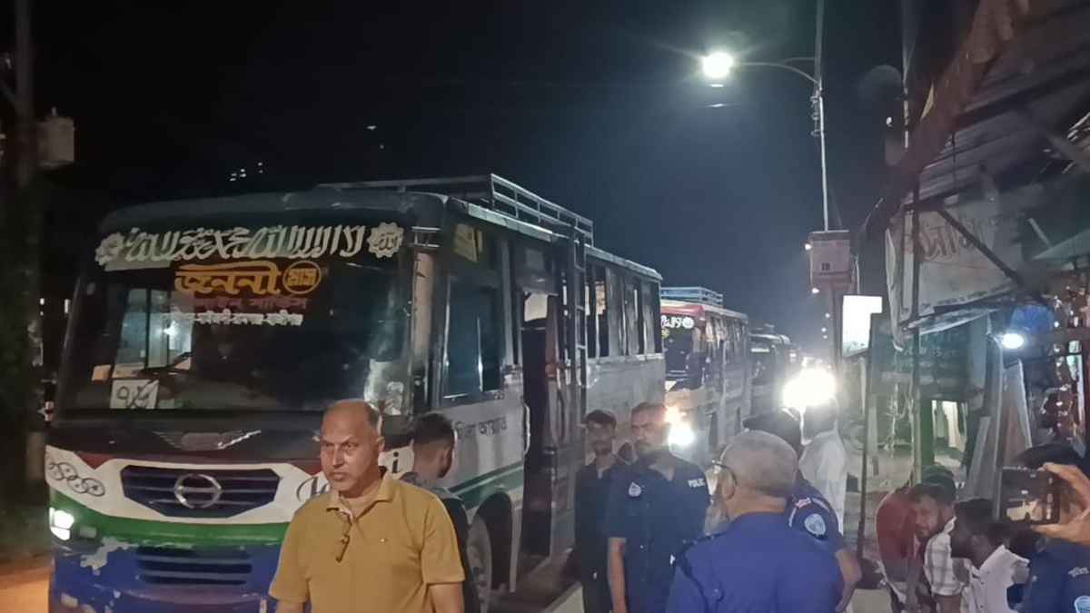 যুবদল নেতার গাড়িতে ধাক্কা: ৩২ বাস আটকে সড়ক অবরোধ, দুর্ভোগ