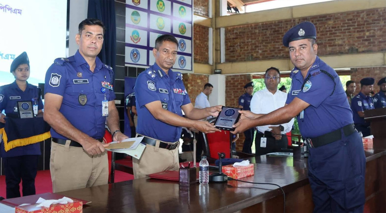পুলিশকে সততা ও পেশাদারিত্বের সঙ্গে দায়িত্ব পালনের নির্দেশ