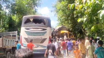 চাঁদপুরে বাস-ট্রাকের মুখোমুখি সংঘর্ষে নিহত ৩
