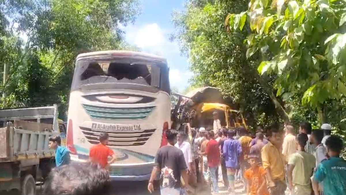 চাঁদপুরে বাস-ট্রাকের মুখোমুখি সংঘর্ষে নিহত ৩