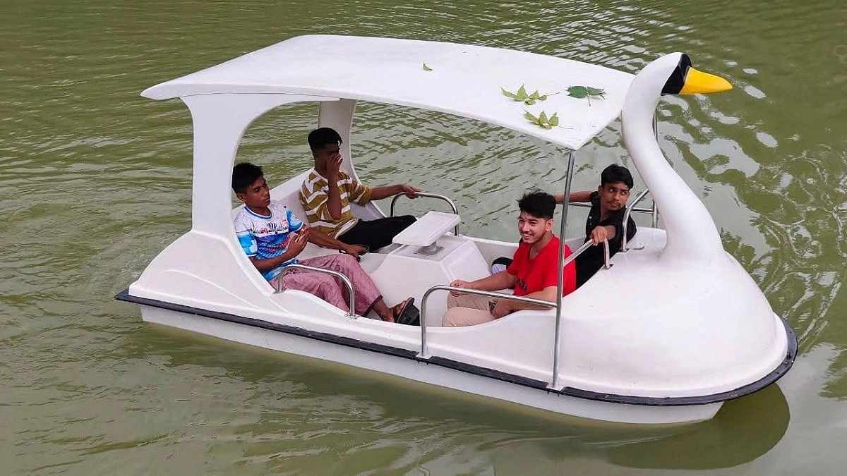 রাজহংসী নৌযান-কায়্যাকিংয়ে জমজমাট উপবন লেক