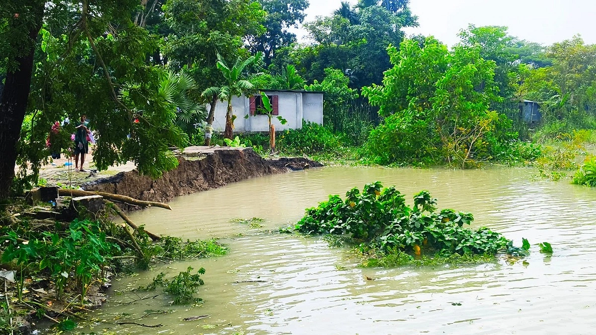 ভাঙনের মুখে শত বছরের বাবুগঞ্জ বাজার, জরুরি প্রতিরোধের দাবি