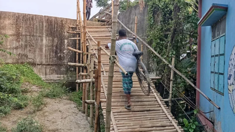 ছয় বছরেও শেষ হয়নি সেতুর কাজ, দুর্ভোগে মির্জাপুরের মানুষ
