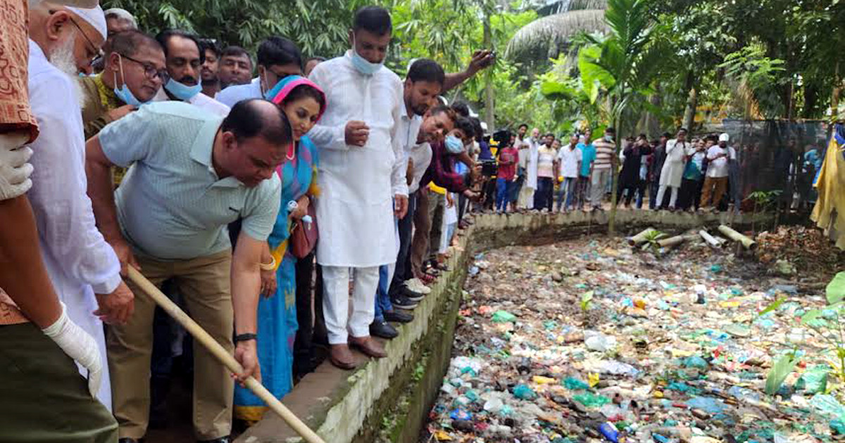 ডেঙ্গু প্রতিরোধে হাতে হাতে পরিচ্ছন্নতা, খাল পরিষ্কার করলেন হুইপ অপু