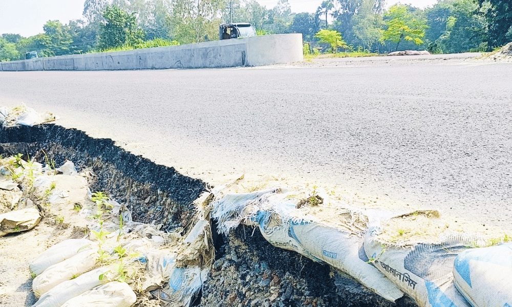 নাটোর-বগুড়া মহাসড়কে ১৫ স্থানে ভাঙন, বাড়ছে দুর্ঘটনার শঙ্কা