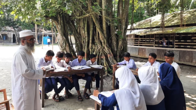 ২২৪ শিক্ষার্থীর পাঠদান, শ্রেণিকক্ষের অভাবে আশ্রয় বটতলায়