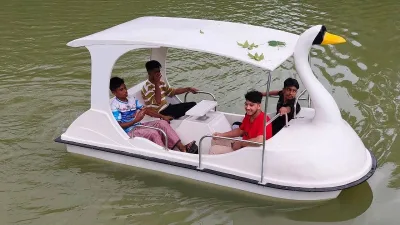 রাজহংসী নৌযান-কায়্যাকিংয়ে জমজমাট উপবন লেক