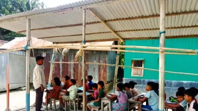 স্কুলঘর নিলামে বিক্রি, ছাপড়ায় চলছে শতাধিক শিক্ষার্থীর ক্লাস