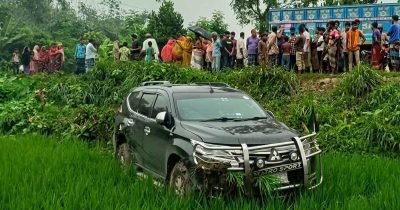 পথচারীকে বাঁচাতে গিয়ে জমিতে প্রতিমন্ত্রীর গাড়ি, আহত নারী