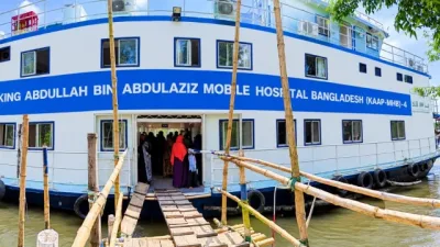 দুর্গম কয়রায় বিনামূল্যে চিকিৎসা, ভাসমান হাসপাতালে রোগীর ঢল