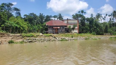 ভাঙনের কবলে বাবুগঞ্জ, নদীতে বিলীন দুই শতাধিক বসতঘর