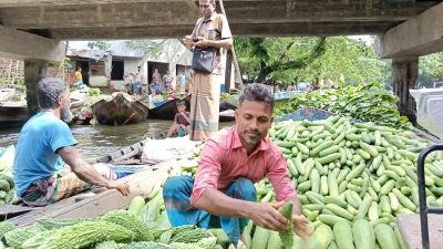 চার ঘণ্টায় বেচাকেনা ২৫ লাখ, গজালিয়ার ভাসমান হাটে কোটি টাকার সবজি