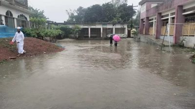 বৃষ্টি এলেই হাঁটুপানি, স্কুল মাঠে চরম ভোগান্তি