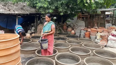 নতুন প্রজন্মকে পেশায় রাখতে সরকারি সহায়তা চান মৃৎশিল্পীরা