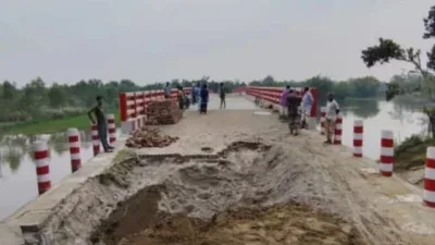 উদ্বোধনের দুই মাসেই ধসে পড়ল ৬ কোটি টাকার সেতুর সংযোগ সড়ক