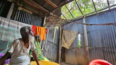 ঝড়ে উড়ে গেছে চাল, ভাঙা পা নিয়ে স্বামীকে আগলে হালেখা