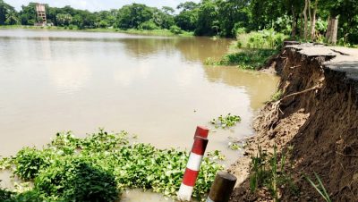 নদীভাঙনে অস্তিত্ব সংকটে লেবুতলা-ডুমরিয়া সড়ক