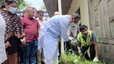 ডেঙ্গু প্রতিরোধে হাসপাতালের আঙিনা পরিষ্কার করলেন প্রতিমন্ত্রী টুকু