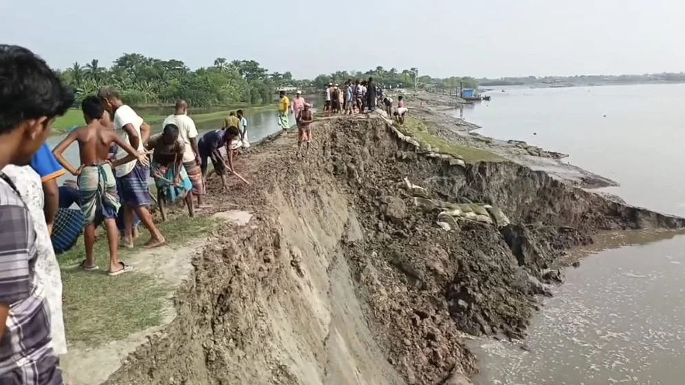 বেড়িবাঁধে ভয়াবহ ভাঙন, প্লাবনের শঙ্কায় ১০-১২ গ্রাম