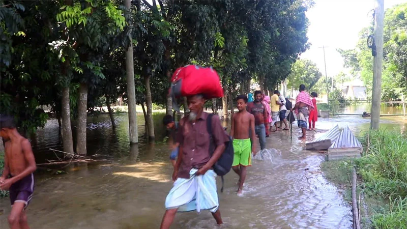 দৌলতপুরে এখনও পানিবন্দি ৫০ হাজার মানুষ, সুপেয় পানির সংকট