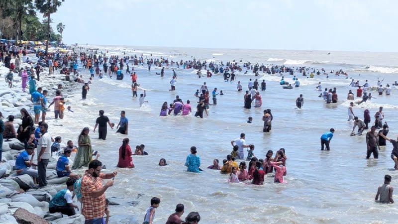 দীর্ঘদিন পর পর্যটকের ভিড়ে মুখর কুয়াকাটা