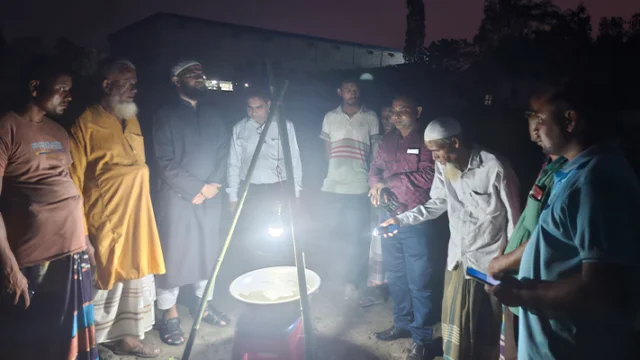 আলোক ফাঁদে কমছে আমনে বালাইনাশকের অপচয়