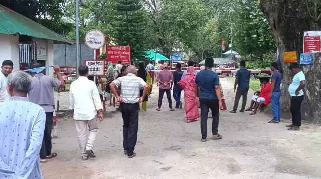হিলিতে যাত্রী পারাপার বাড়ায় ফিরেছে লাগেজ শ্রমিকদের কর্মচাঞ্চল্য