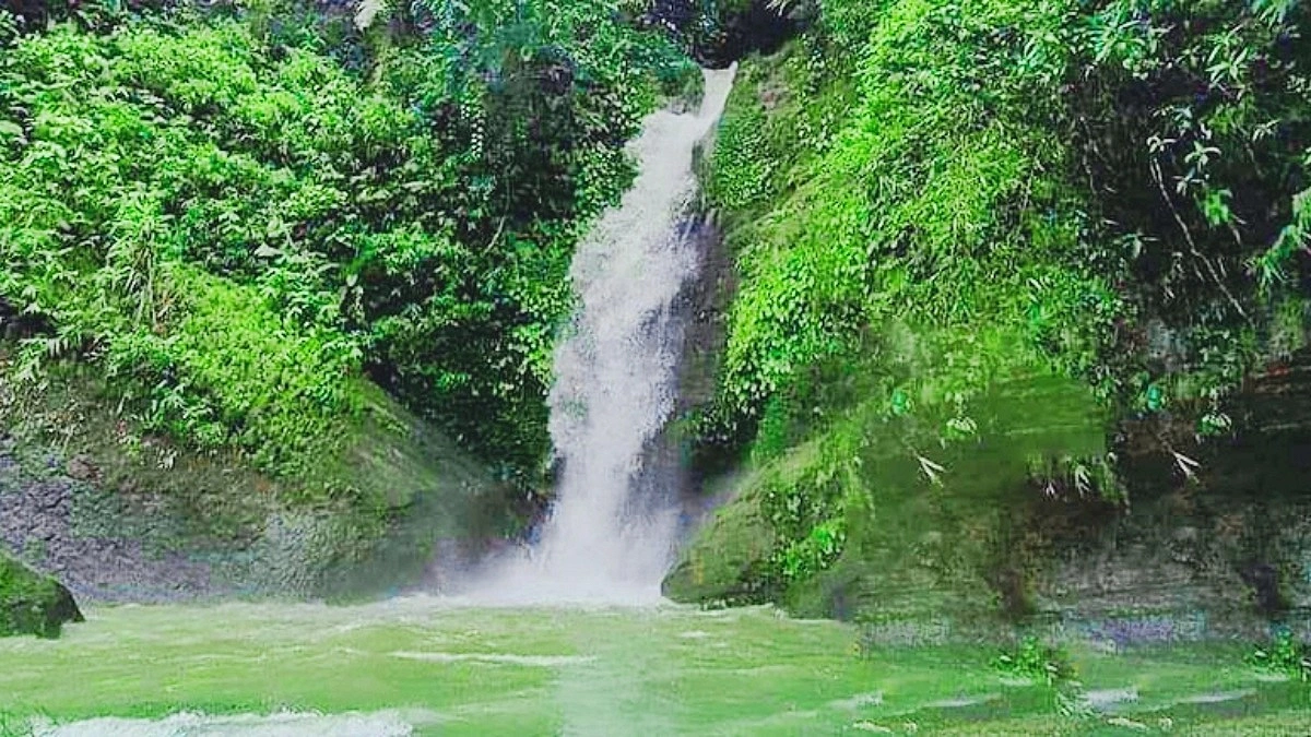 পাহাড়ের নীরবতায় থানকোয়াইন ঝরনার শীতল জল