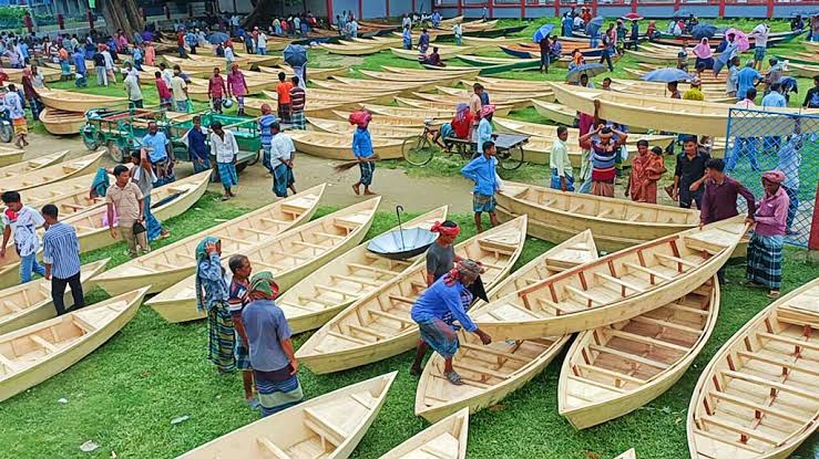 শতবর্ষের আটঘর হাটে নৌকার জমজমাট কেনাবেচা