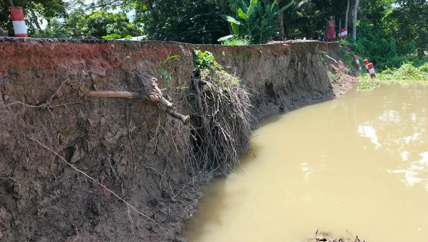 নদীগর্ভে যাচ্ছে লেবুতলা-ডুমরিয়া সড়ক, ঝুঁকিতে ৫০ বসতবাড়ি