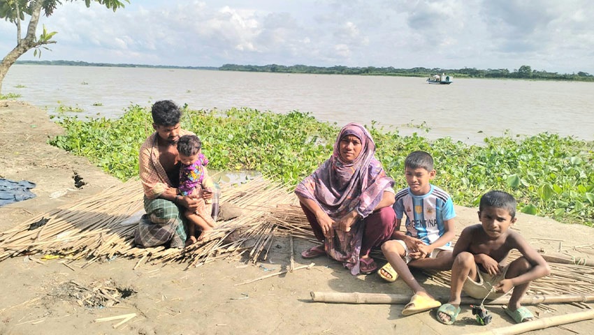 নদীভাঙনে সর্বস্ব হারিয়ে দিশেহারা মিয়ারচরের শত পরিবার